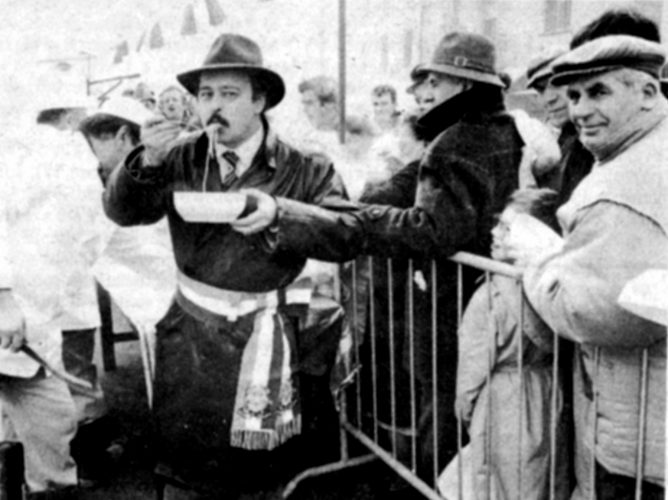 Sindaco falsiroli che mangia 1989