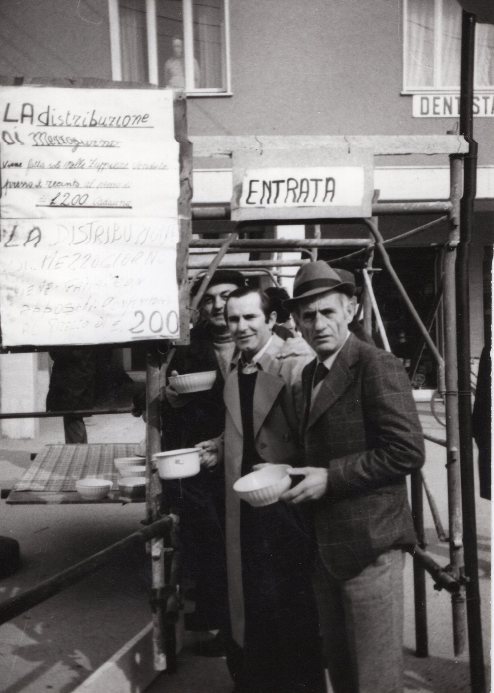 IN FILA CON TERRINE E VASI DA NOTTE 1979